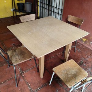 Mesa de madera con 4 sillas y almohadones - imagen 1