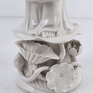 Figura de Porcelana Guanyin con Loto y Cuenco Tibetano con Mazo - imagen 5