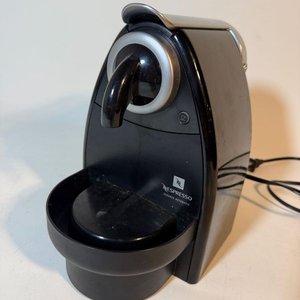 Cafetera Nespresso Essenza Automática C100 Negra 110V - imagen 2