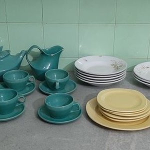 Lote siguiente: Juego de Loza Turquesa y Amarillo: Platos, Tazas de Té y Postre