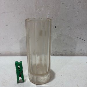 Lote siguiente: Vaso de vidrio con manija y estrías