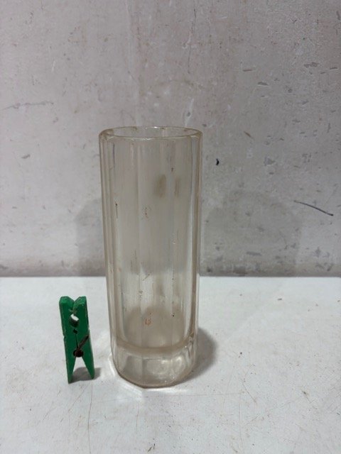 Vaso de vidrio con manija y estrías