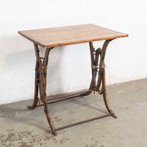 Mesa Rústica de Madera con Detalles Hípicos Metálicos - imagen 1