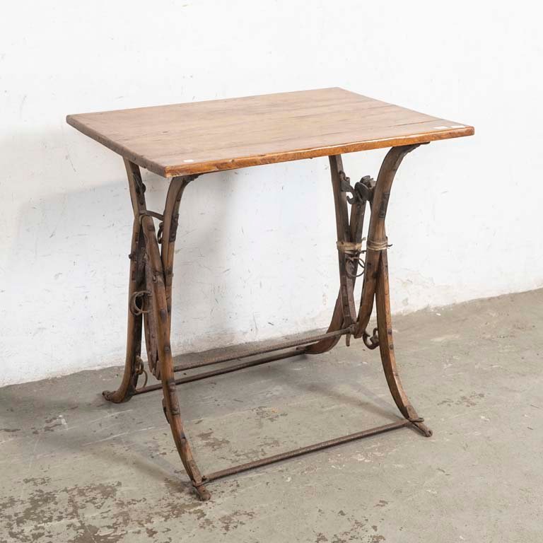Mesa Rústica de Madera con Detalles Hípicos Metálicos