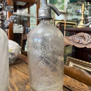 Par de Sifones Antiguos de Vidrio Grabado con Cabezales Metálicos - imagen 5