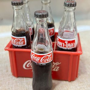 Conjunto Miniatura Coca-Cola: Cajón Madera y Botellitas - imagen 6
