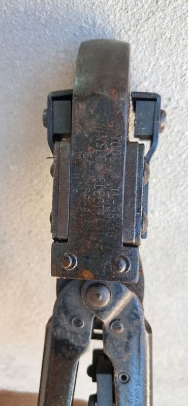 Pinza de Metal para Herramientas