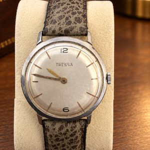 Lote anterior: Reloj Tressa Vintage Suizo de Colección - Esfera Plateada e Índices Dorados