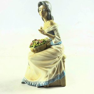 Figura de Porcelana Española Dama con Canasta de Flores - 24 cm - imagen 3