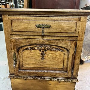 Mesita de Luz Antigua de Roble Tallado con Cajón y Puerta - imagen 3
