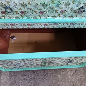 Cómoda de madera restaurada con estampado floral - imagen 7