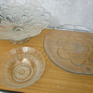 Lote siguiente: Set de 3 Piezas de Vidrio: Bowl, Centro de Mesa y Bandeja con Diseño Floral