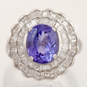 Lote siguiente: Anillo de Oro 18k con Tanzanita Central y Brillantes Laterales