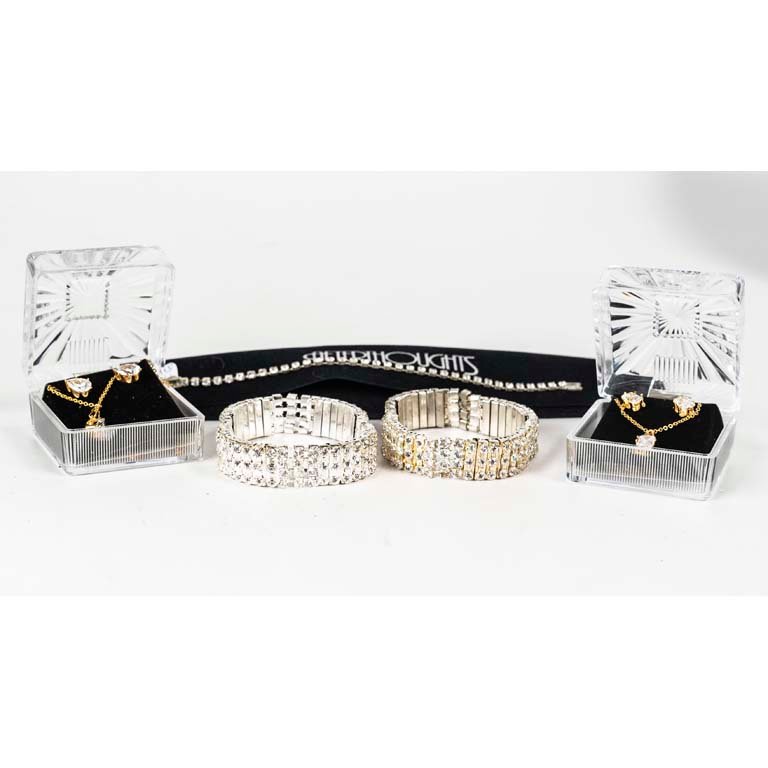 Lote siguiente: Pulseras y collares de fantasía con gemas brillantes