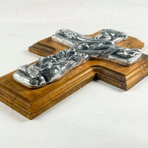 Cruz de Madera y Peltre con Diseño Religioso - imagen 4