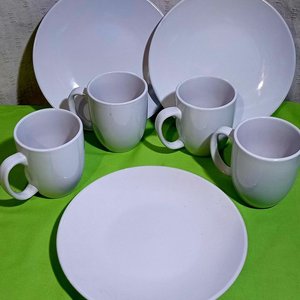 Lote siguiente: Juego de Tazas de Porcelana Blanca y Platos de Postre