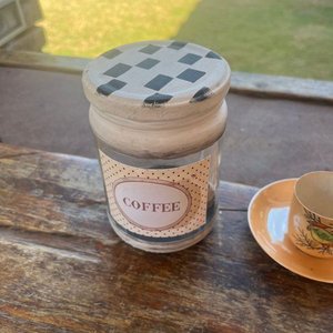Conjunto de Pocillos de Porcelana con Platillos, Frasco para Café y Salsero de Cerámica - imagen 13