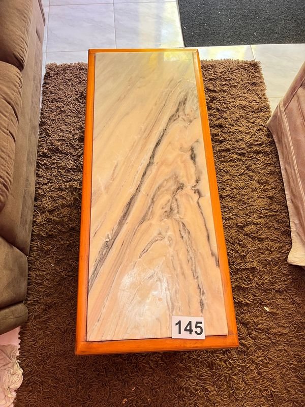 Mesa de madera con mármol, estilo clásico