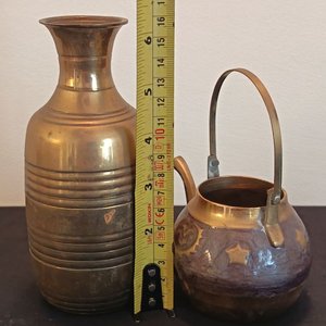Lote de Piezas Decorativas en Bronce y Metal: Jarrón, Caldera, Cenicero, Barril, Tenedor y Centro de Mesa - imagen 8