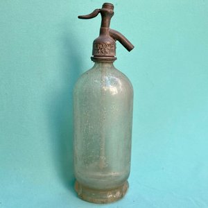 Antiguo sifón tiene en la parte de abajo la marca en alto relieve " Bilz " ver fotografías. - imagen 2
