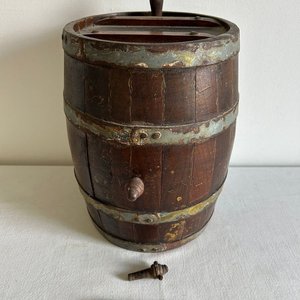 Lote anterior: Barril de Roble Decorativo con Canilla y Tapa
