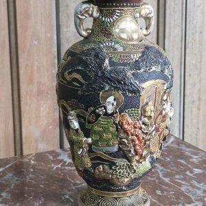 Florero Satsuma Antiguo con Relieve de Elefantes y Figuras Orientales - imagen 2