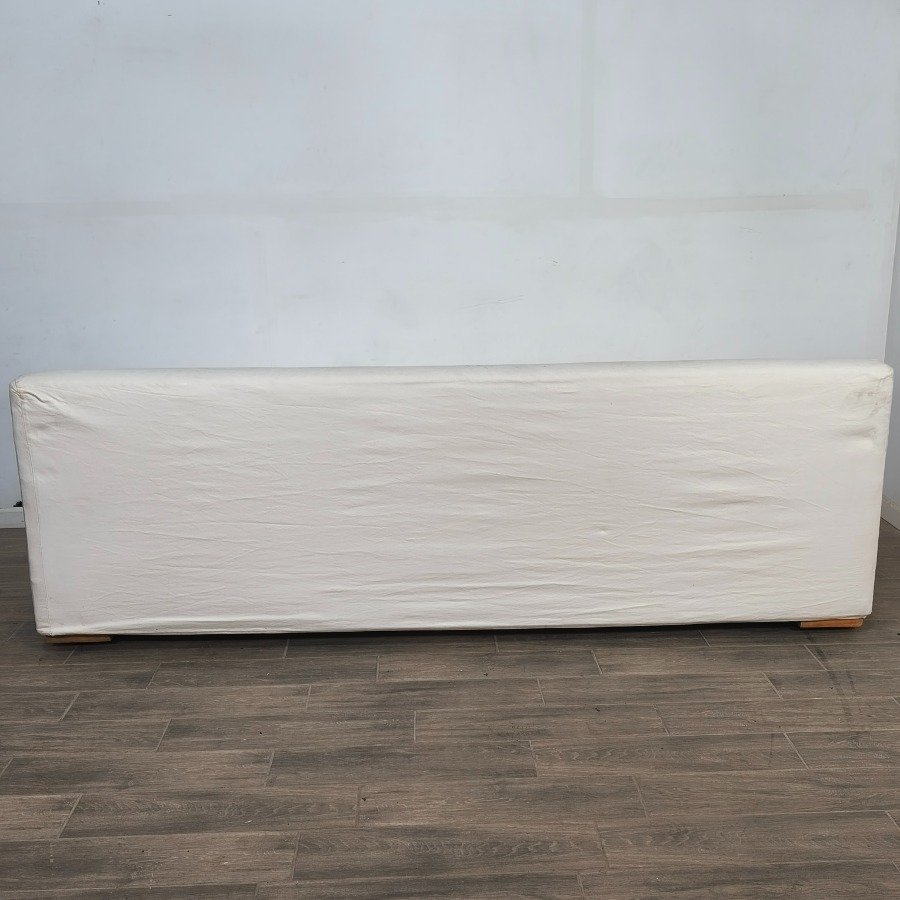Sillón tipo camastro tapizado en Jean blanco con almohadones y patas de madera - imagen 8