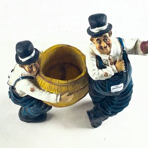 Figura Decorativa de Personajes con Barril Amarillo - imagen 2