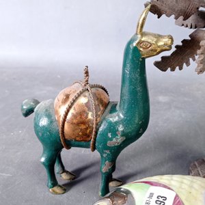 Lote de 3 piezas decorativas: Alhajero pez, llama en bronce y palmera de madera - imagen 3