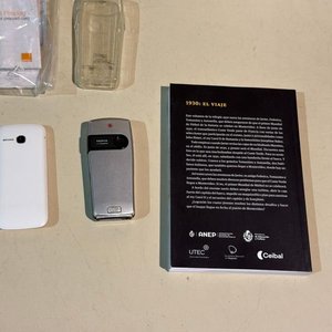 Lote de dos celulares analógicos y libro "1930: El Viaje" - imagen 3