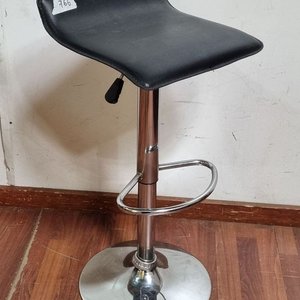 Banqueta Alta Regulable con Asiento Negro y Base Cromada - imagen 2
