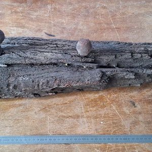 Perchero Artesanal de Madera Rústica con Tornillos - imagen 2