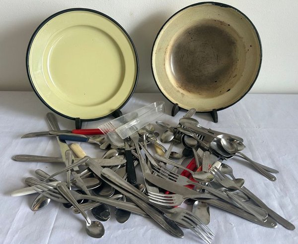 Conjunto de Platos Esmaltados y Cubiertos de Acero Inoxidable