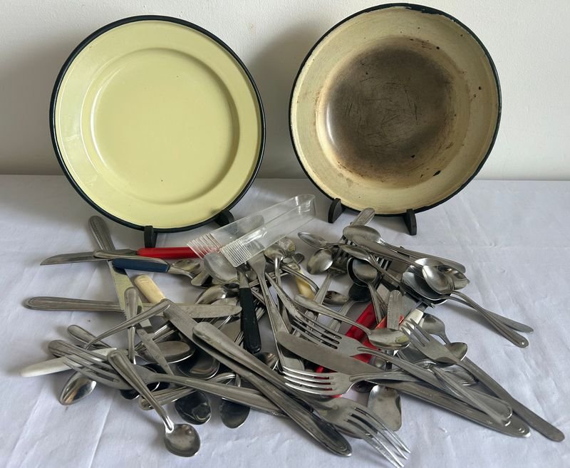 Conjunto de Platos Esmaltados y Cubiertos de Acero Inoxidable