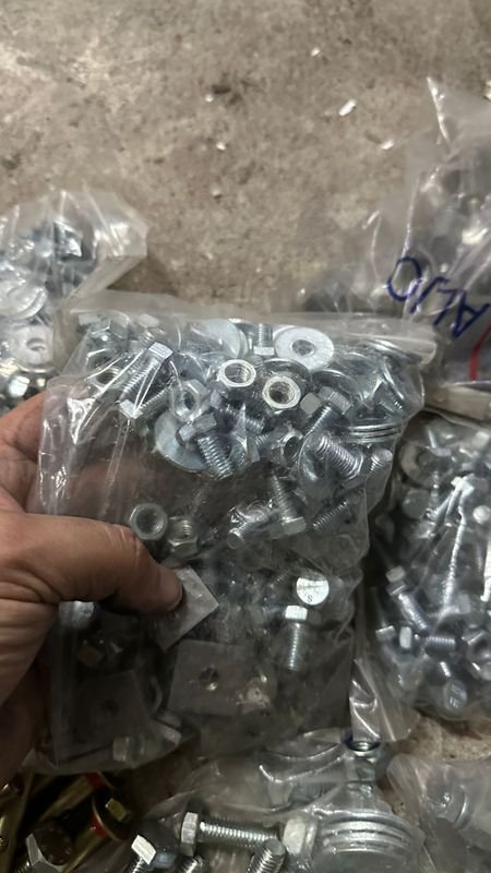 Gran cantidad de tornillería y anclajes en buen estado - imagen 3