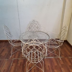 Lote siguiente: L 911 - Set De 5 Piezas - Antiguo y vistoso juego de mesa y 4 sillas para jardín o exterior, confeccionado en hierro forjado con finos detalles y mesa con tapa de vidrio (Medidas 91x91x69cm)