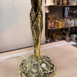 Lámpara de Mesa Antigua en Bronce con Pantalla Repujada y Cabujones - imagen 8