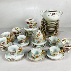 Lote siguiente: Lote de Loza: Azucarero, Pocillos y Platos con Diseño Floral