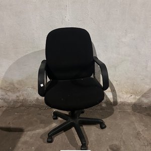 Silla de Oficina Negra Giratoria con Brazos - imagen 3