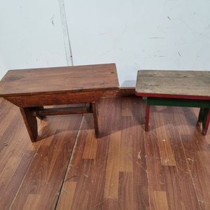 L 506 - 2 Piezas - Par de banquetas en madera con acabado rustico y detalles de pintura en las patas (Medidas 64x28x34cm) - imagen 1