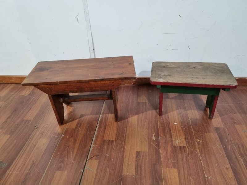 L 506 - 2 Piezas - Par de banquetas en madera con acabado rustico y detalles de pintura en las patas (Medidas 64x28x34cm)