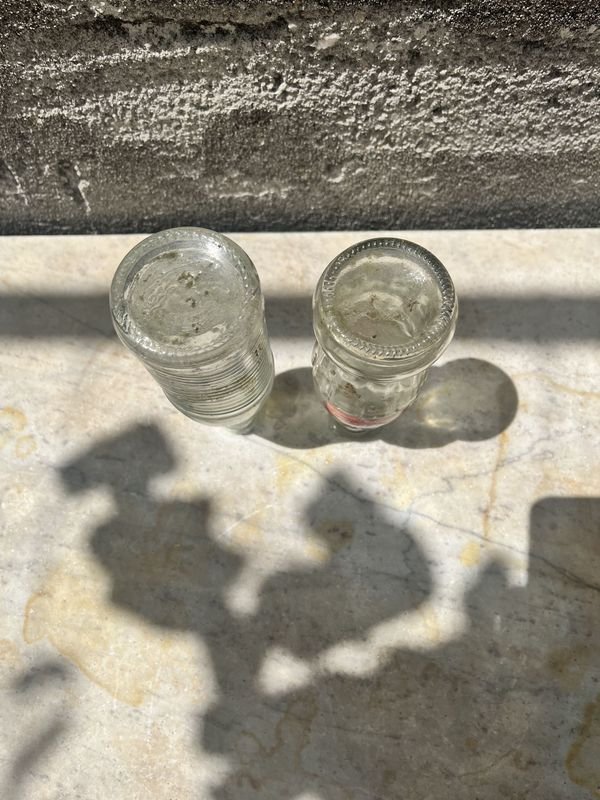 Dos botellas de vidrio - Fanta y Coca Cola - imagen 4