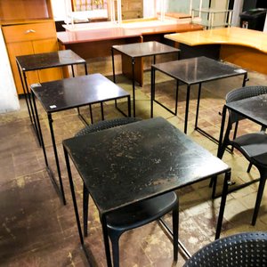 Conjunto de Mesas y Sillas Negras para Comedor o Oficina - imagen 1
