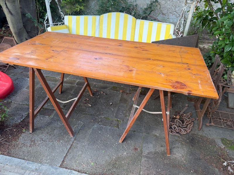 Mesa Plegable de Madera Rústica con Caballetes