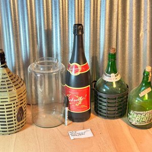 Lote siguiente: Lote de Damajuaanas, frasco(con detalle) Botella plástica