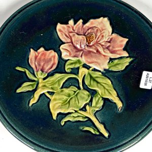 Plato Decorativo de Mayólica con Diseño Floral - imagen 2