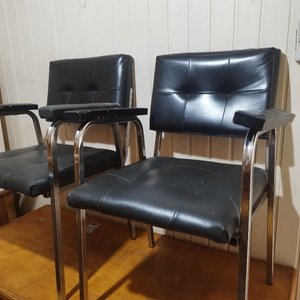 Lote anterior: Dos sillas escritorio con posabrazos