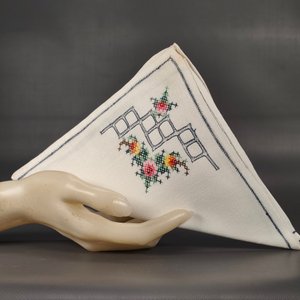 Seis Servilletas Blancas con Diseño Bordado Floral y Marco Azul - imagen 3