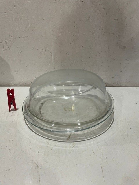 Lote anterior: Fuente de vidrio con objeto rojo