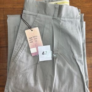 Lote siguiente: Pantalón de Gabardina Gris Talle 30 Marca OP